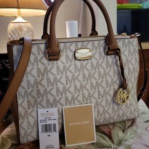 Grewt conditon Michael Kors Satchel